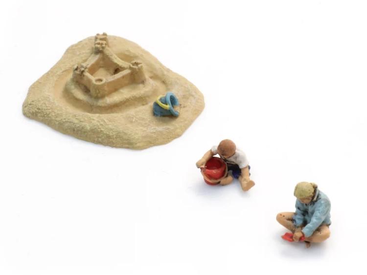 ENFANTS x2 AVEC CHATEAU DE SABLE