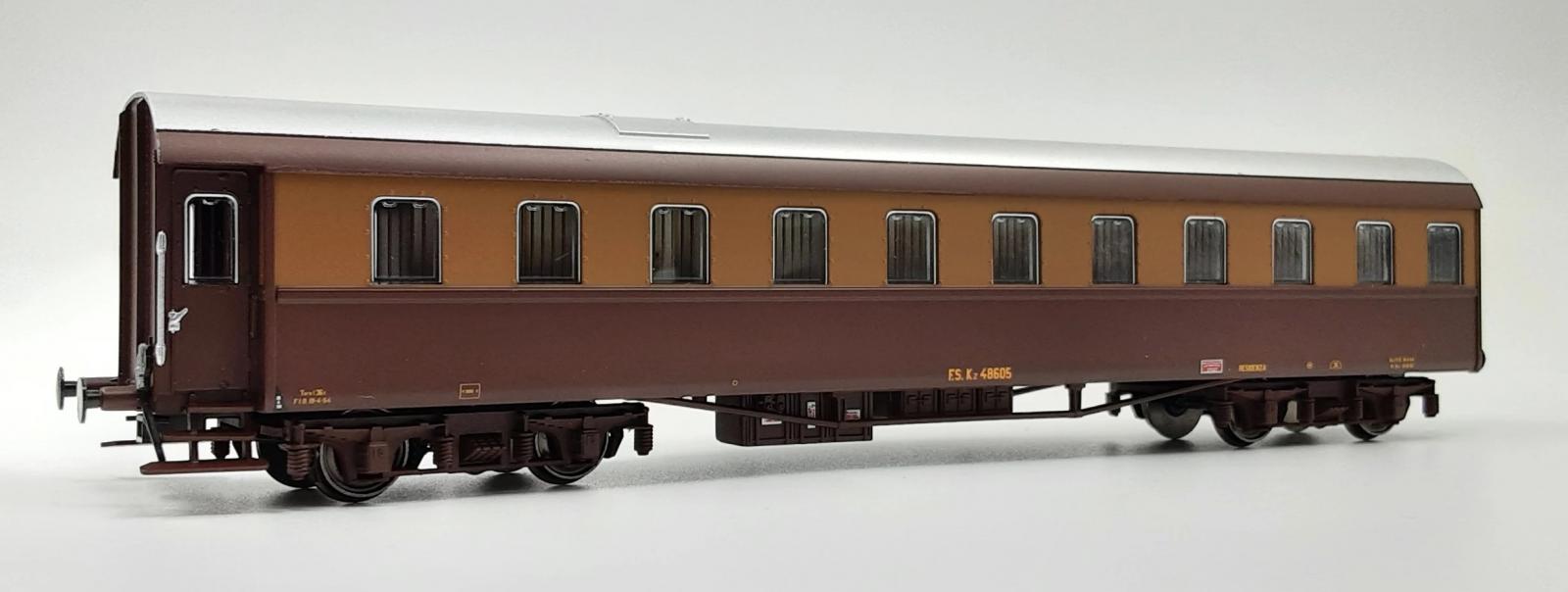 Rivarossi - HR4369 Set tre carrozze a due assi FS Italia, tipo Corbelli, di 3° cl., livrea castano/isabella, epoca III