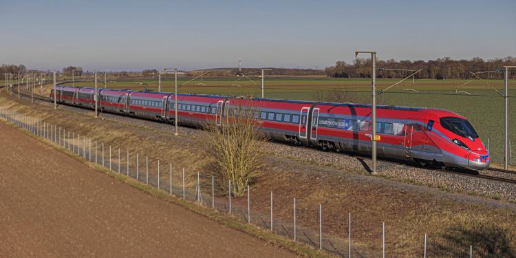 COFFRET DE 8 ELEMENTS FRECCIAROSSA 1000 TRENITALIA VERSION SPECIAL PARIS GARE DE LYON - MILAN