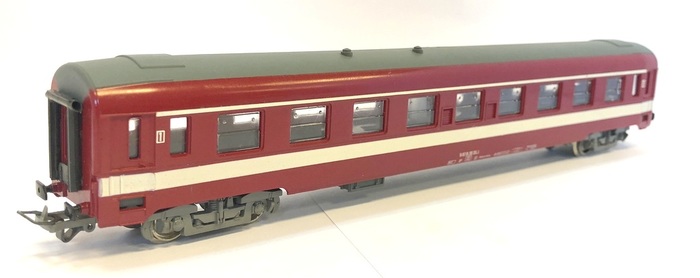 VOITURE VOYAGEURS UIC 1°CL ROUGE A9 SOUS CELLOPHANE