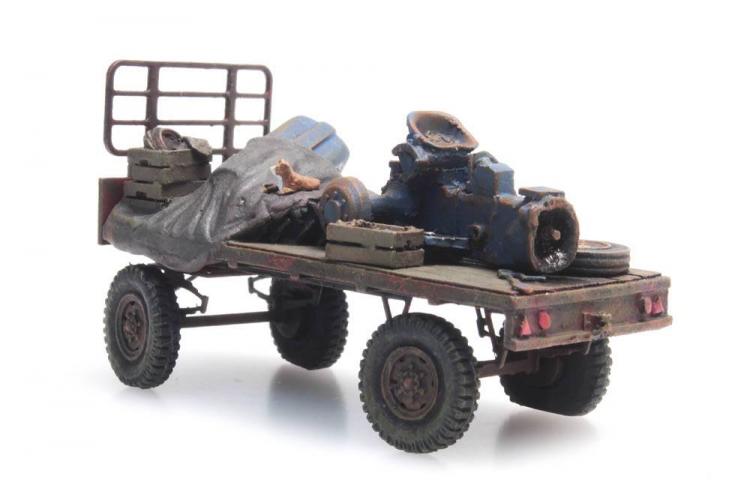 CHARRETTE A FOIN ROUILLE CHARGE DE VIEUX OBJETS