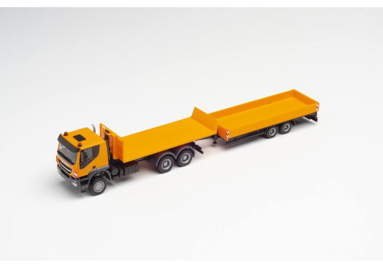 CAMION PORTEUR A PLATEAU IVECO TRAKKER 6X6, 3 ESSIEUX AVEC REMORQUE 2 ESSIEUX SURBAISSEE ORANGE