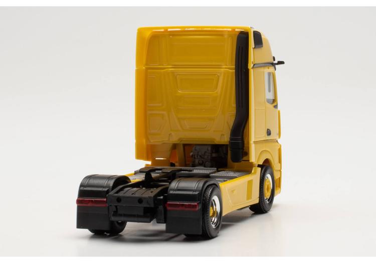TRACTEUR  MERCEDES BENZ MB ACTROS GIGASPACE A 2 ESSIEUX JAUNE AVEC PARE-BUFFLE ET RAMPE DE LAMPE SUR LE TOIT