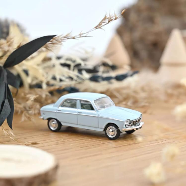 BERLINE TRICORPS 4 PORTES PEUGEOT 204 BLEU CIEL INTÉRIEUR GRIS DE 1967