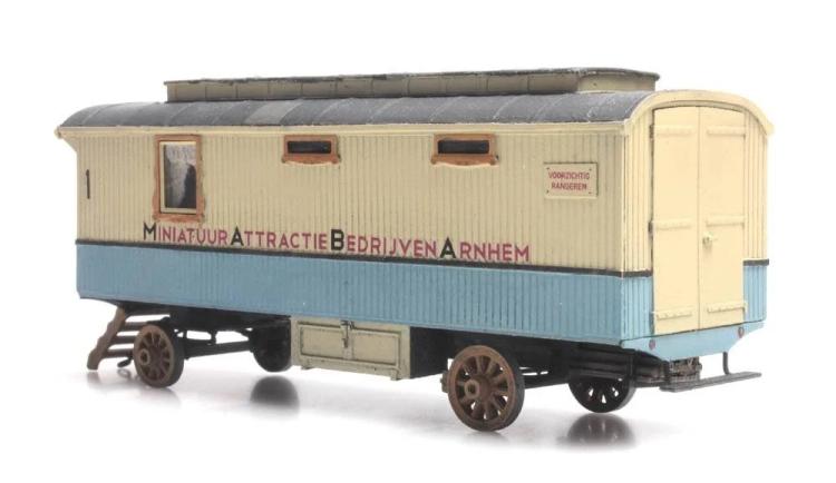 ANCIENNE ROULOTTE DE FORAIN BLEU CLAIR ET BEIGE ( MINIATUUR ATTRACTIE BEDRIJVEN ARNHEM )