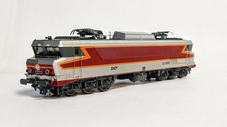 LOCOMOTIVE ELECTRIQUE CC 6523 GRIS MÉTALLISÉ LIVRÉE ARZENS, LOGO BEFFARA, 200 KM/H PHARES ORIGINES DÉPÔT: PARIS SUD OUEST SNCF
