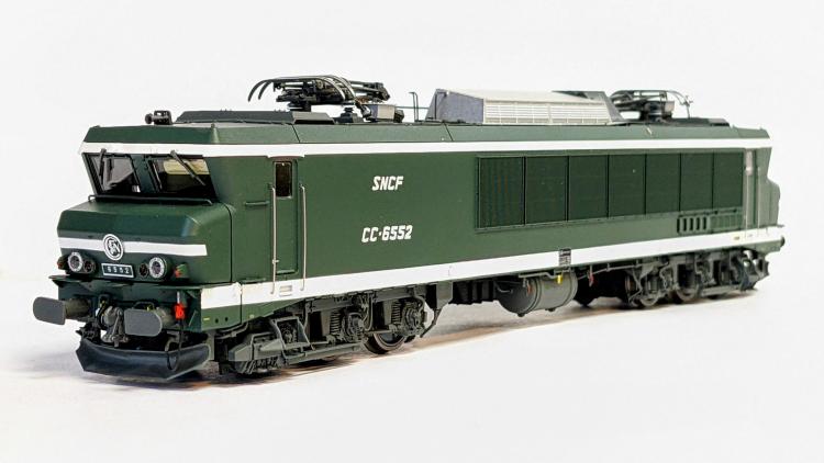 LOCOMOTIVE ELECTRIQUE CC 6552, 3ÉME RAIL LIVRÉE MAURIENNE, TAMPONS MODERNISÉS PHARES A PINCETTES DÉPÔT: LYON MOUCHE SNCF