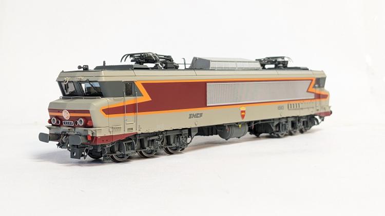 LOCOMOTIVE ELECTRIQUE CC 6563, GRIS BÉTON LIVRÉE ARZENS, LOGO NOUILLE, 160 KM/H BLASON: LAVAL, DÉPÔT: VÉNISSIEUX SNCF