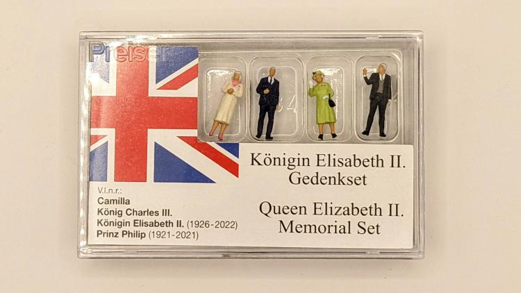 ENSEMBLE DE 4 PERSONNAGES COMMEMORATIF DE LA REINE ELIZABETH II