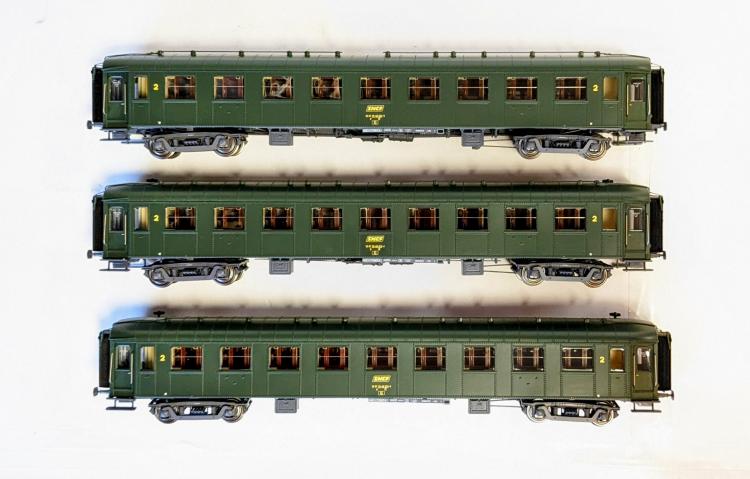 SET DE 3 VOITURES VOYAGEURS OCEM 2°CL VERT 301 CHASSIS GRIS MARQUAGE UIC SNCF – MODELS WORLD