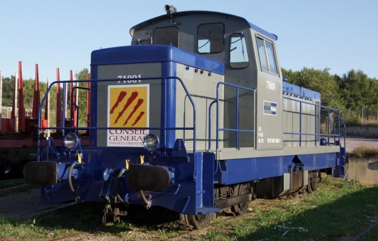 LOCOMOTIVE DIESEL BB 71001 SNCF  CONSEIL GÉNÉRAL DES PYRÉNÉES-ORIENTALES DÉPÔT BOULOU (66) LIVRÉE BLEU FONCÉ ET GRIS - (A RESERVER)