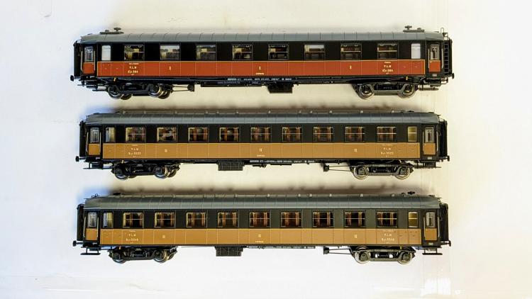 SET DE 3 VOITURES VOYAGEURS OCEM N°564 1°CL BRUN VAN DYCK NOIR ET 5522/5546 2°CL JAUNE TERRE DE SIENNE NOIR FILETS JAUNES PLM – MODELS WORLD