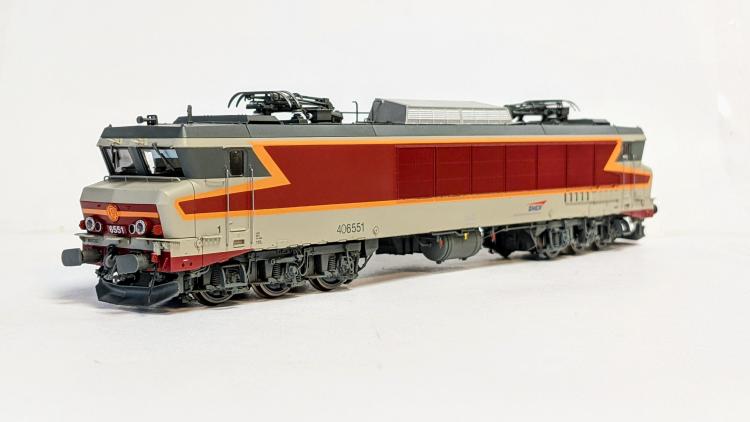 LOCOMOTIVE ELECTRIQUE CC 6551 SNCF GRIS BETON, LIVREE ARZENS, LOGO CASQUETTE DEPOT: VENISSIEUX, 160 KM/H