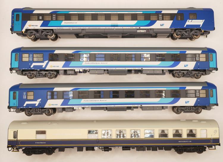 SET DE 4 VOITURES VOYAGEURS IC 1204/1205 ADRIA MAV-DB AG