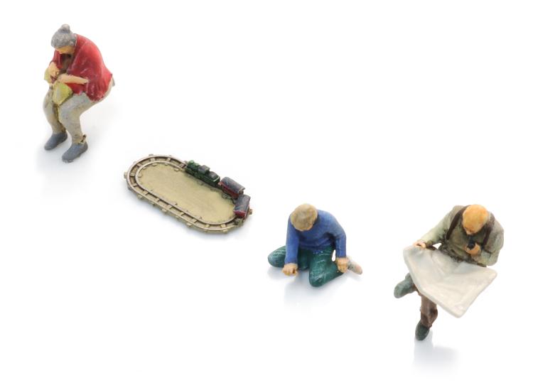 JOUER AU TRAIN CHEZ GRAND-MÈRE ET GRAND-PÈRE