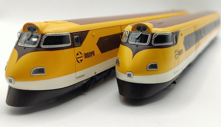 AUTOMOTRICE À GRANDE VITESSE CLASSE 443 AVEC TOIT MARRON ET LOGO MODERNE