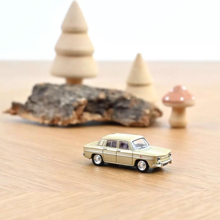 BERLINE TRICORPS RENAULT R8 BEIGE MÉTALLISÉ 4 PORTES INTÉRIEUR ROUGE DE 1964
