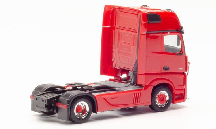 TRACTEUR MERCEDES BENZ MB ACTROS GIGASPACE A 2 ESSIEUX ROUGE AVEC PARE-BUFFLE ET RAMPE DE LAMPE SUR LE TOIT