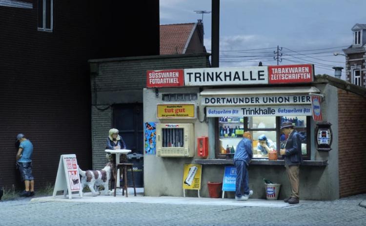 A LA BUVETTE: CLIENTS X5 + CHIEN