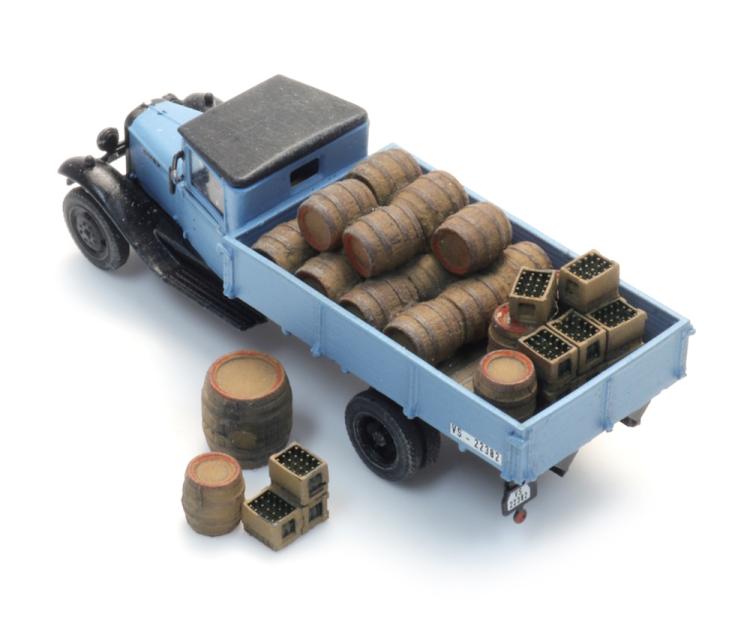 CHARGEMENT DE CAMION FÛTS DE BIÈRE EN BOIS