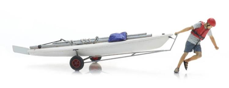 VOILIER LASER SUR REMORQUE ET FIGURINE