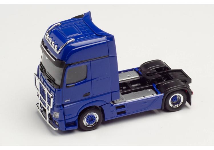 TRACTEUR MERCEDES BENZ MB ACTROS GIGASPACE A 2 ESSIEUX BLEU MARINE AVEC PARE-BUFFLE ET RAMPE DE LAMPE SUR LE TOIT