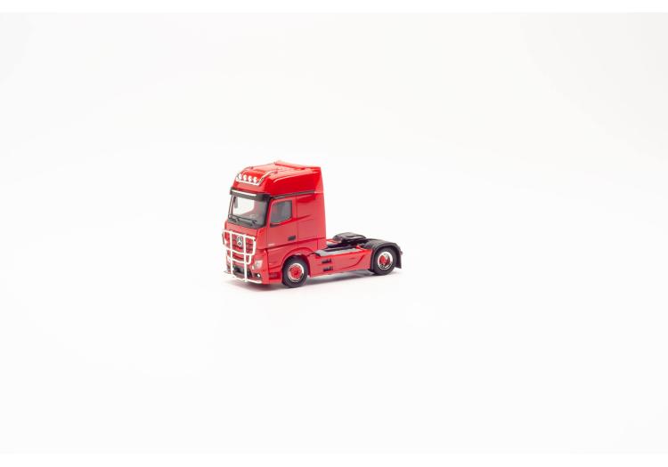TRACTEUR MERCEDES BENZ MB ACTROS GIGASPACE A 2 ESSIEUX ROUGE AVEC PARE-BUFFLE ET RAMPE DE LAMPE SUR LE TOIT