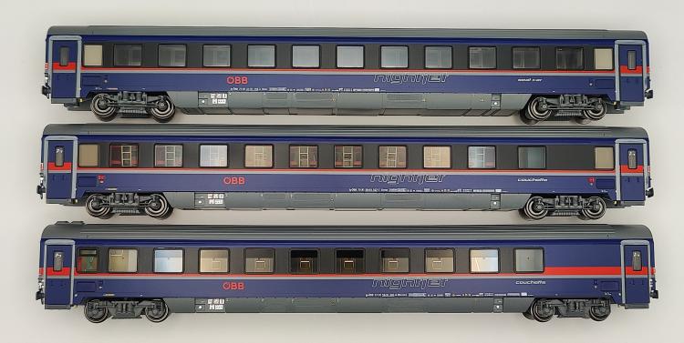 SET DE 3 VOITURES - 1 VOITURE 2ND CLASSE BMZ - 1 VOITURE COUCHETTE BCMZ ET 1 VOITURE COUCHETTE BCMVZ AVEC COMPARTIMENT HANDICAPE EN LIVRÉE NIGHTJET BLEU MARINE TOIT GRIS SBB CFF FFS