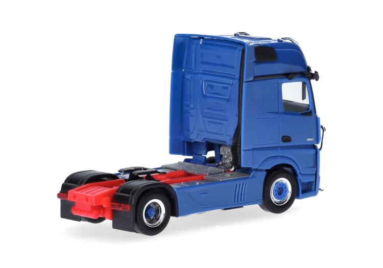 TRACTEUR MERCEDES BENZ MB ACTROS GIGASPACE A 2 ESSIEUX BLEU AVEC PARE-BUFFLE ET RAMPE DE LAMPE SUR LE TOIT