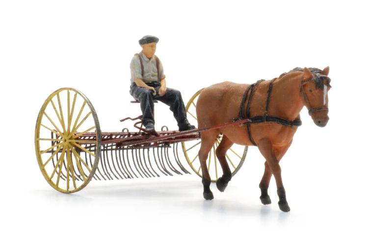 RATEAU A TIRE PAR UN CHEVAL AVEC FERMIER