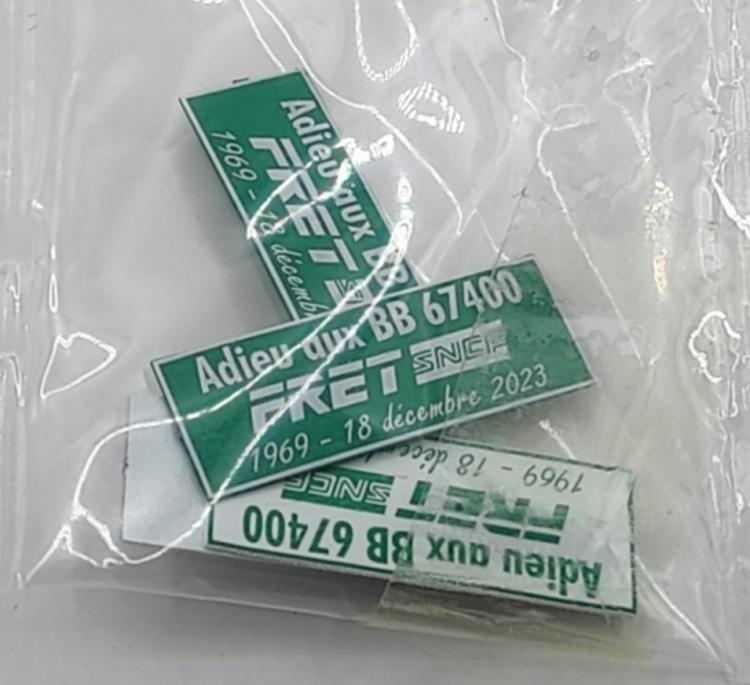 LOCOMOTIVE DIESEL BB 67400 SNCF "ADIEU AUX BB 67400 FRET" (2 PLAQUES VERTES + 2 PLAQUES BLANCHES)