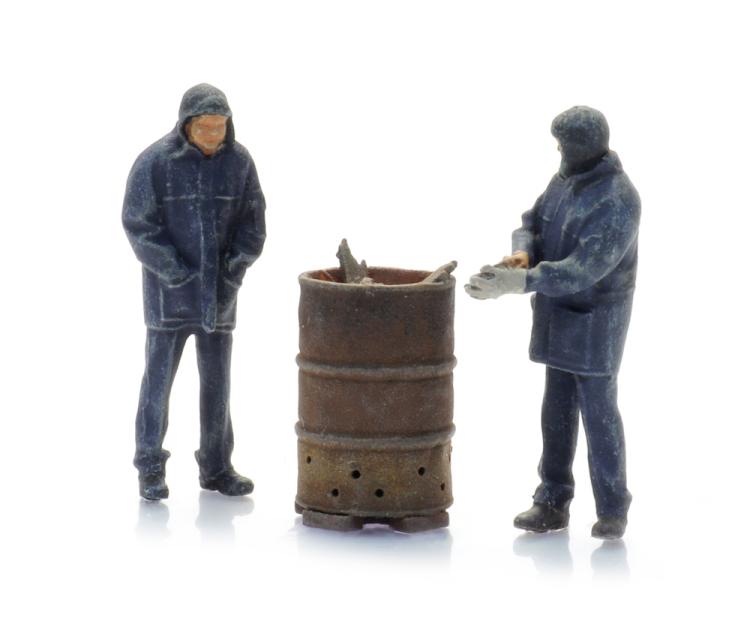 CHEMINOTS AVEC BARIL D’INCENDIE