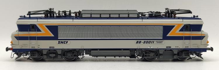LOCOMOTIVE ELECTRIQUE BB 20011 LIVRÉE GRIS ARGENT BLEU TEN/CHAMOIS 432, PLAQUES DÉPÔT: STRASBOURG SNCF - DIGITAL SOUND