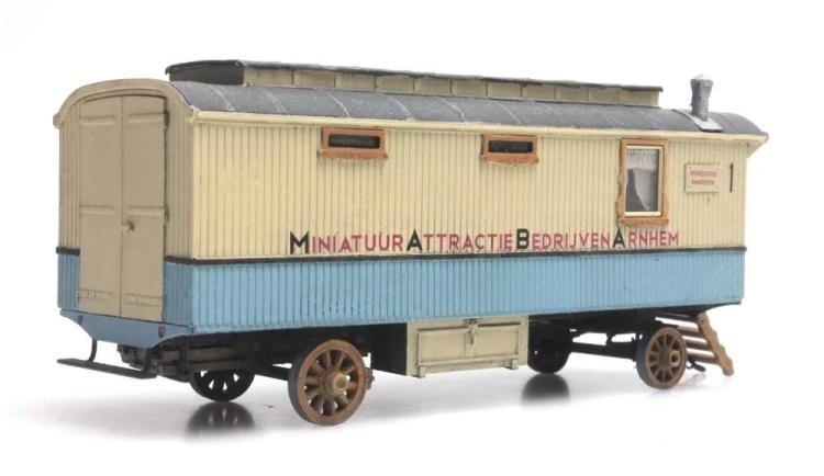 ANCIENNE ROULOTTE DE FORAIN BLEU CLAIR ET BEIGE ( MINIATUUR ATTRACTIE BEDRIJVEN ARNHEM )