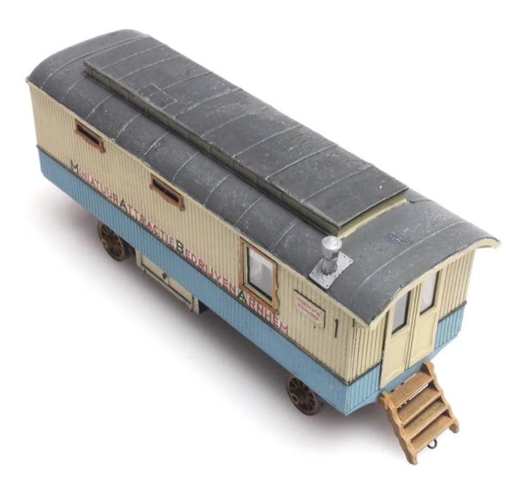 ANCIENNE ROULOTTE DE FORAIN BLEU CLAIR ET BEIGE ( MINIATUUR ATTRACTIE BEDRIJVEN ARNHEM )