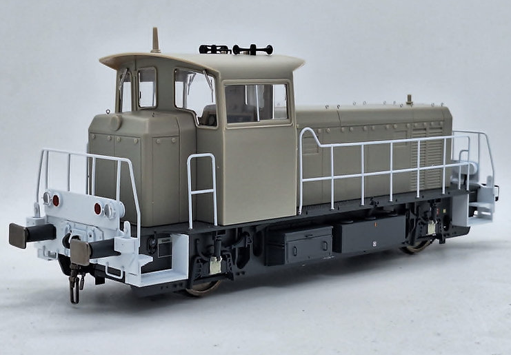 LOCOTRACTEUR Y 8120 à 8202 NON PEINT - (A RESERVER)