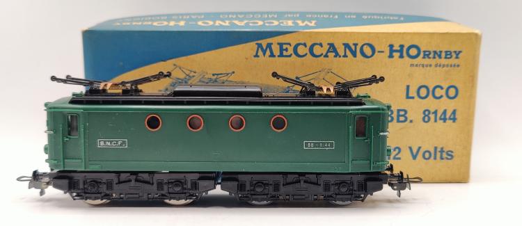 LOCOMOTIVE ELECTRIQUE BB 8144 SNCF - VERT PALE AVEC 1 SEUL BOGIE MOTEUR