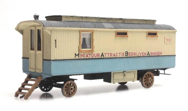 ANCIENNE ROULOTTE DE FORAIN BLEU CLAIR ET BEIGE ( MINIATUUR ATTRACTIE BEDRIJVEN ARNHEM )