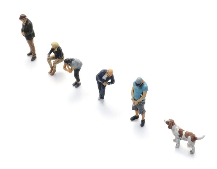 A LA BUVETTE: CLIENTS X5 + CHIEN