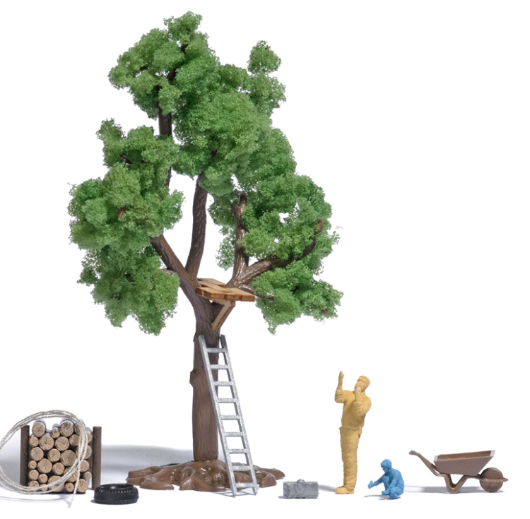 CABANE EN CONSTRUCTION DANS UN ARBRE