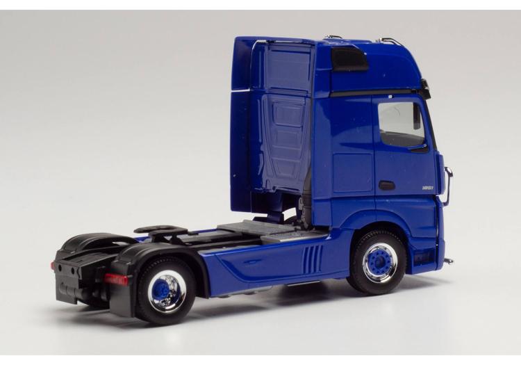 TRACTEUR MERCEDES BENZ MB ACTROS GIGASPACE A 2 ESSIEUX BLEU MARINE AVEC PARE-BUFFLE ET RAMPE DE LAMPE SUR LE TOIT