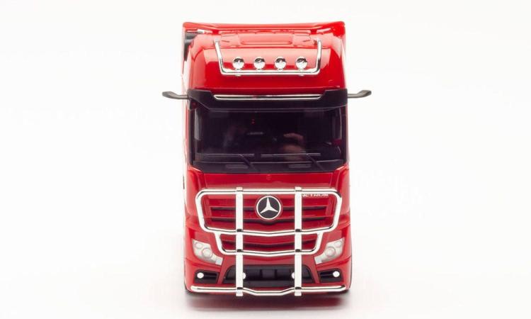 TRACTEUR MERCEDES BENZ MB ACTROS GIGASPACE A 2 ESSIEUX ROUGE AVEC PARE-BUFFLE ET RAMPE DE LAMPE SUR LE TOIT