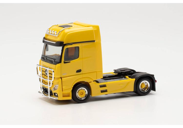 TRACTEUR MB ACTROS GIGASPACE A 2 ESSIEUX JAUNE AVEC PARE-BUFFLE ET RAMPE DE LAMPE SUR LE TOIT