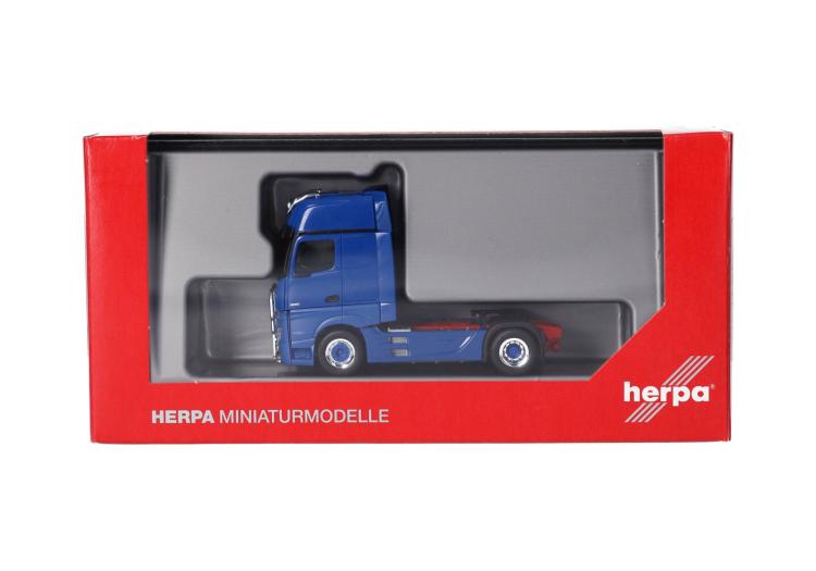 TRACTEUR MERCEDES BENZ MB ACTROS GIGASPACE A 2 ESSIEUX BLEU AVEC PARE-BUFFLE ET RAMPE DE LAMPE SUR LE TOIT