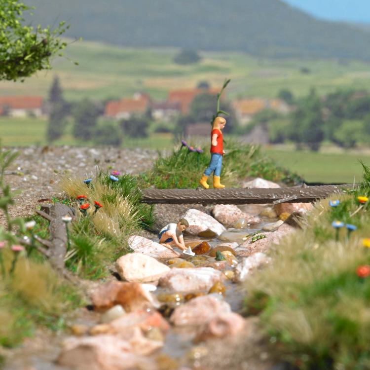 JOUER AU BORD DU RUISSEAU