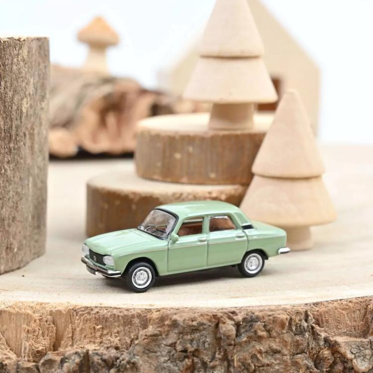 BERLINE TRICORPS PEUGEOT 304 VERT DORE METALLISE INTERIEUR CHAMOISDE 1977