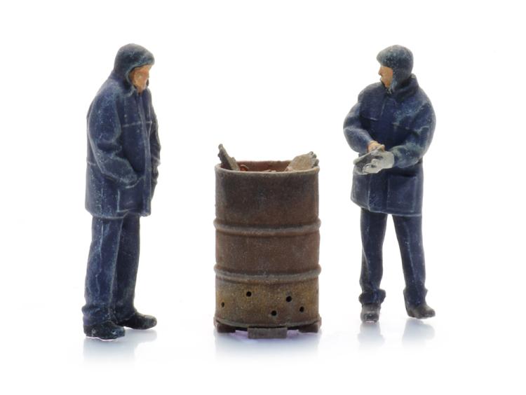 CHEMINOTS AVEC BARIL D’INCENDIE