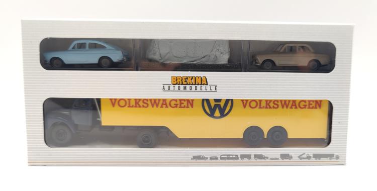 COFFRET TRACTEUR SCANIA L 111 BLEU ET JAUNE + REMORQUE PORTE AUTOS AVEC CHARGEMENT DE 3 VOLKSWAGEN 1962