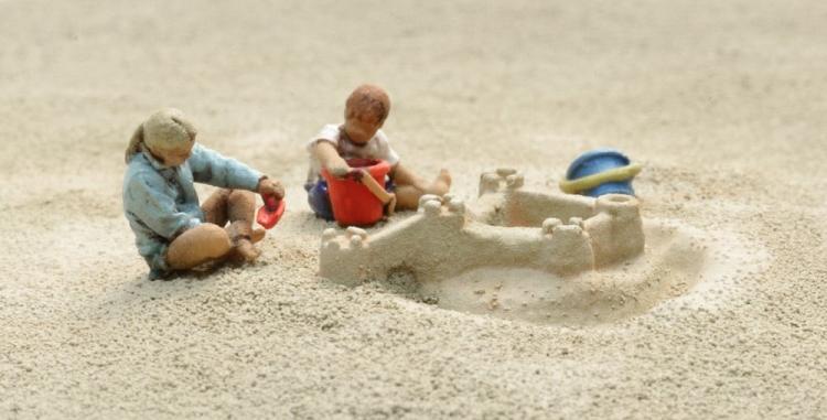 ENFANTS x2 AVEC CHATEAU DE SABLE