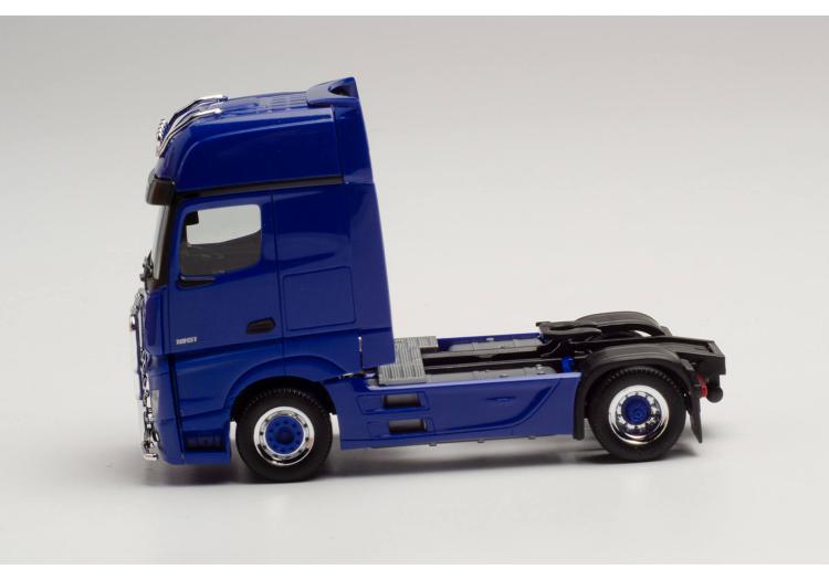 TRACTEUR MERCEDES BENZ MB ACTROS GIGASPACE A 2 ESSIEUX BLEU MARINE AVEC PARE-BUFFLE ET RAMPE DE LAMPE SUR LE TOIT
